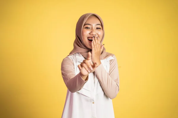 Mulher muçulmana com o dedo apontando rindo de algo — Fotografia de Stock