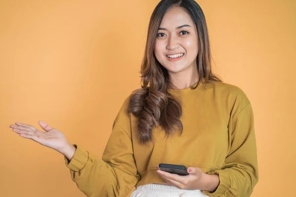 Frau benutzt Handy mit Kopierplatz auf der Handfläche — Stockfoto