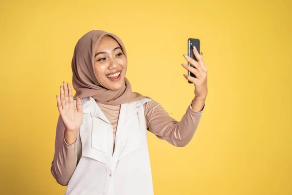 Donna in hijab in possesso di uno smartphone per selfie — Foto Stock