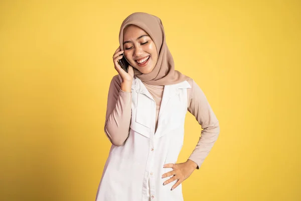 Feliz mulher asiática fazendo uma chamada usando um telefone celular — Fotografia de Stock