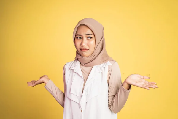 Kafası karışmış genç Müslüman kadın her iki elini de açıyor. — Stok fotoğraf
