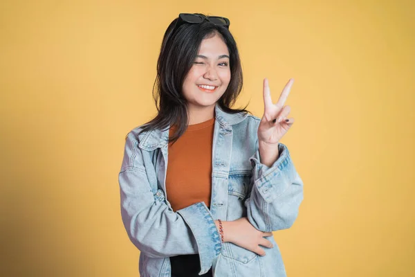 Junge asiatische Frau mit V-Zeichen friedliche Handgeste — Stockfoto