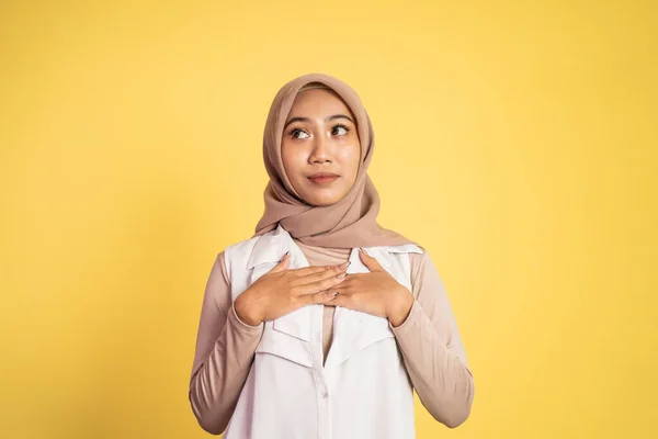 Muzułmanka patrzeć w górę trzymając klatkę piersiową, czując ulgę — Zdjęcie stockowe