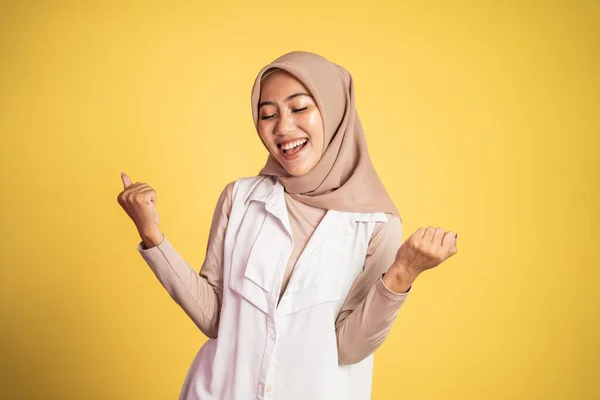 Kobieta w hidżabie ściskając dłonie podczas świętowania sukcesu — Zdjęcie stockowe