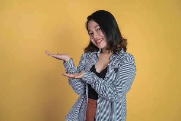 Jovem mulher asiática com gesto de mão apresentando algo — Fotografia de Stock