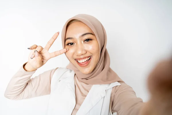 Kvinna i hijab håller en smart telefon för selfie — Stockfoto