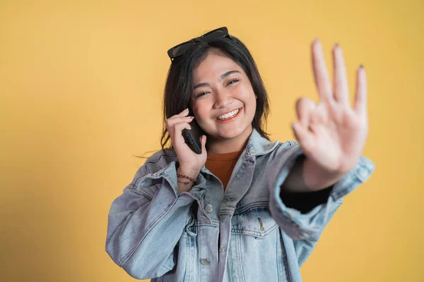 Ung kvinna ringer ett samtal med ok hand gest — Stockfoto