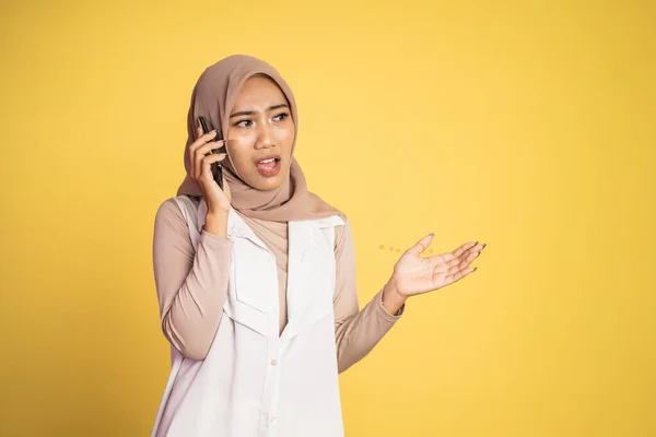 Mulher muçulmana preocupado no hijab fazendo uma chamada usando um telefone celular — Fotografia de Stock