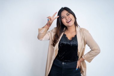 Barışçıl el hareketleriyle genç Asyalı kadın.