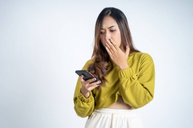 Genç kadın cep telefonu kullanırken şok oldu.