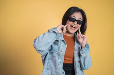 Gülümseyen kadın güneş gözlüğü takıyor.