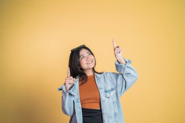 İki parmağı havada genç bir kadın.