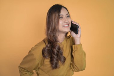 Genç bir kadın akıllı telefon kullanarak arama yapıyor.