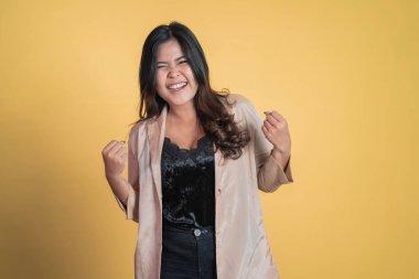 Başarıyı kutlarken ellerini sıkan heyecanlı genç kadın.