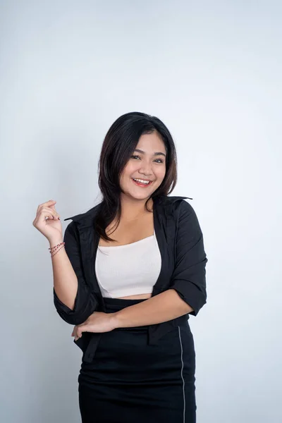 Excitado asiático mujer con largo cabello sonriendo mientras de pie —  Fotos de Stock