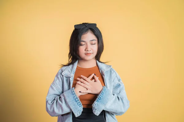 가슴을 잡고 편안 함을 느끼는 아시아의 젊은 여성 — 스톡 사진