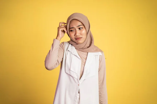 Expressie van een meisje met hijab gevoel onzeker — Stockfoto