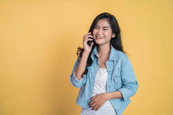 Ung asiatisk kvinna ringer ett samtal med hjälp av en mobiltelefon — Stockfoto