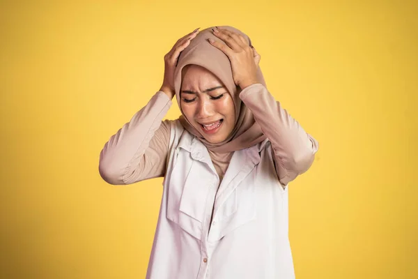 Asiatin im Hijab hält Kopf mit Kopfschmerzen — Stockfoto