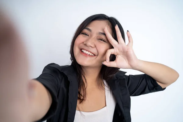 Gülümseyen Asyalı kadın, el hareketleriyle selfie çek. — Stok fotoğraf