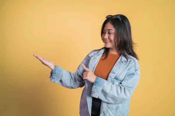 Fiatal ázsiai nő kézzel gesztus bemutató valamit — Stock Fotó