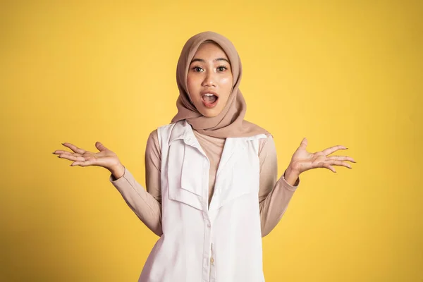 Joven musulmana sorprendida abriendo ambas palmas —  Fotos de Stock