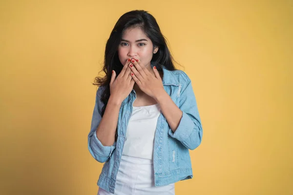 Giovane donna con espressione scioccata con le mani che coprono la bocca — Foto Stock