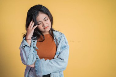 Başı ağrıyan bir kadın, izole bir arka planda