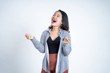 Başarını kutlarken ellerini sıkan gülen genç bir kadın.