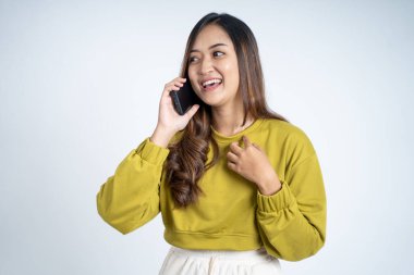 Genç Asyalı bir kadın cep telefonuyla arama yapıyor.