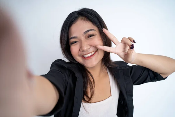 Ung kvinna selfie med hjälp av mobiltelefon kamera med v tecken — Stockfoto