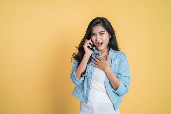 Joven mujer asiática haciendo una llamada usando un teléfono celular —  Fotos de Stock