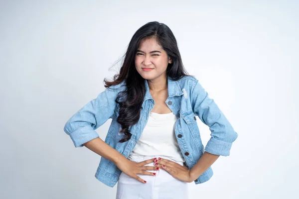 Joven asiático mujer celebración estómago cuando estómago es problemático —  Fotos de Stock