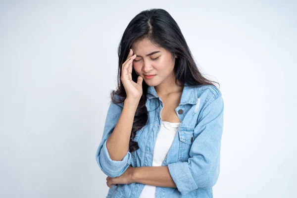 Young woman holding head while confused by situation — Stock Photo, Image