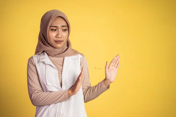 Молодая азиатка-мусульманка отказывается обеими руками. — стоковое фото