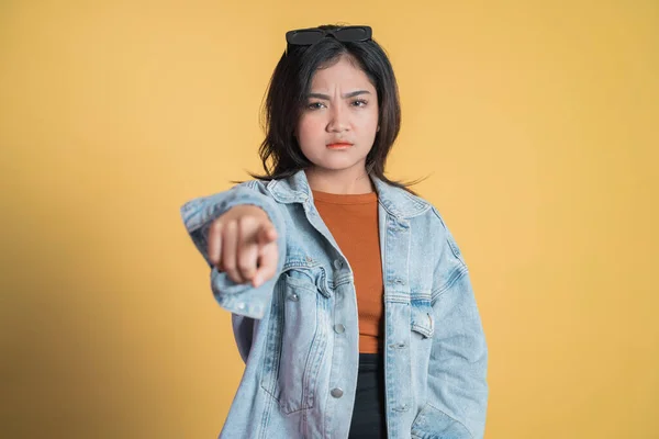 Asiatico giovane donna con dito puntare mano gesto — Foto Stock