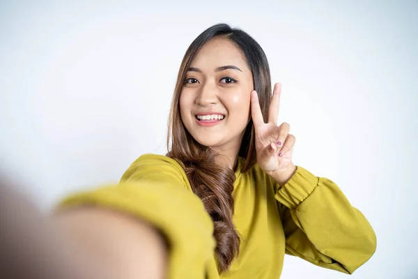 Close-up van jonge vrouw selfie met v teken — Stockfoto