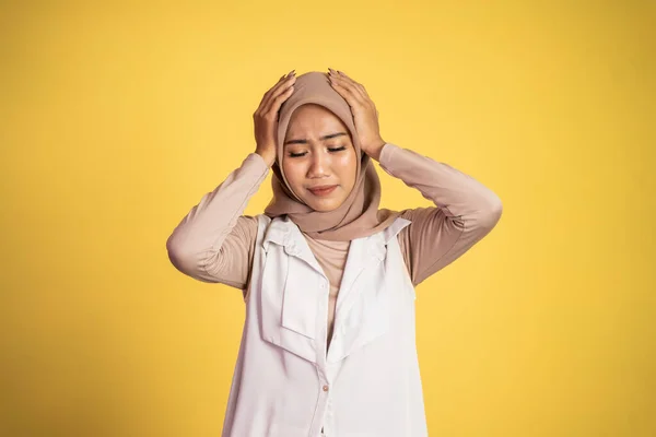 Asiatin im Hijab hält Kopf mit Kopfschmerzen — Stockfoto
