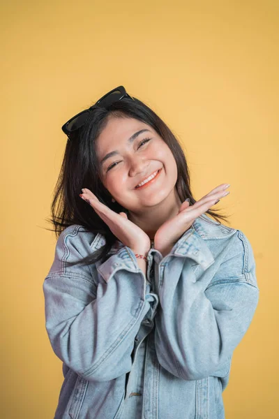 Izgatott fiatal ázsiai nő nyitja két tenyér, miközben mosolyog — Stock Fotó