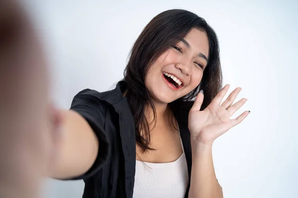 Mujer joven selfie utilizando la cámara del teléfono móvil con decir hola — Foto de Stock