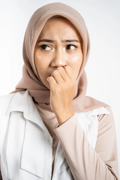 Preocupado muçulmano asiático mulher gesto no isolado fundo — Fotografia de Stock