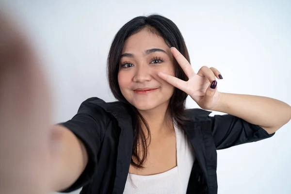 Νεαρή γυναίκα selfie με ένδειξη ειρήνης χειρονομία δάχτυλο — Φωτογραφία Αρχείου