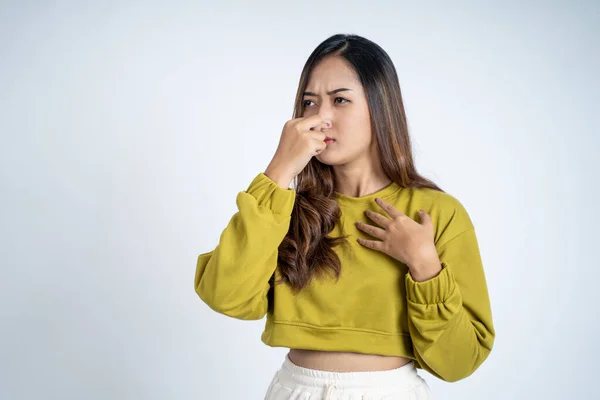 Mujer joven cubriendo la nariz con el dedo cuando el mal olor —  Fotos de Stock