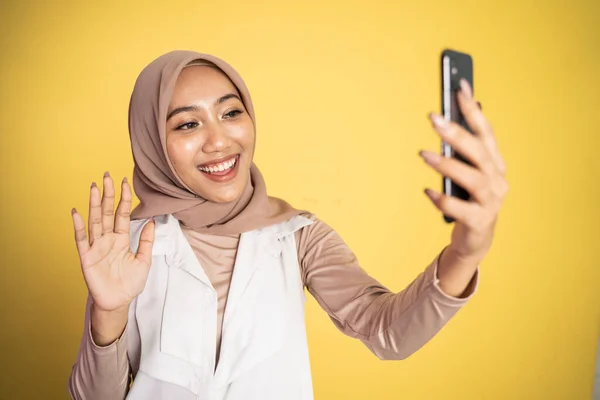 Žena v hidžábu drží chytrý telefon pro selfie — Stock fotografie