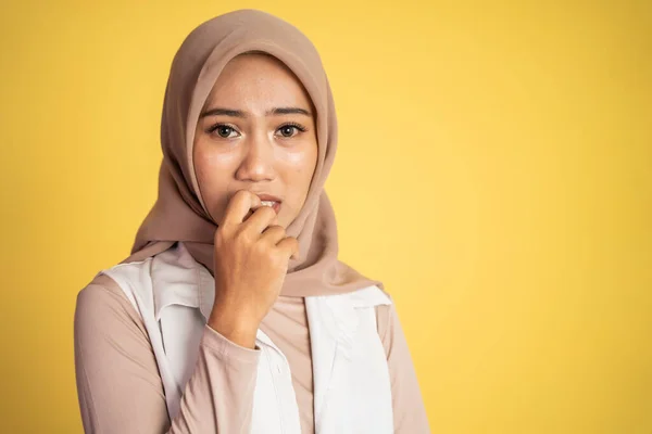Preoccupato musulmano asiatico donna gesto su isolato sfondo — Foto Stock