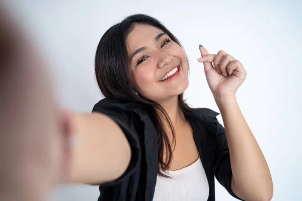 Jovem selfie mulher usando câmera do telefone móvel com polegares para cima — Fotografia de Stock