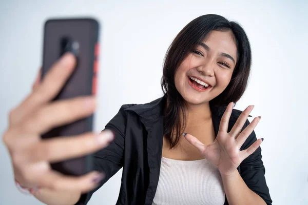 Giovane donna selfie utilizzando la fotocamera del telefono cellulare con dire ciao — Foto Stock