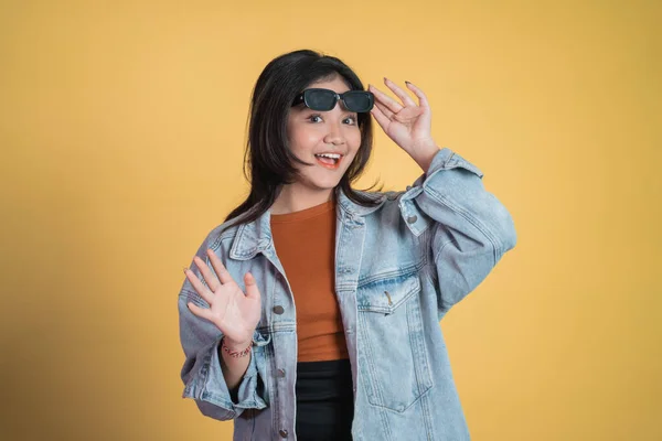 Excité asiatique fille rire tout en enlevant lunettes de soleil tout en agitant — Photo