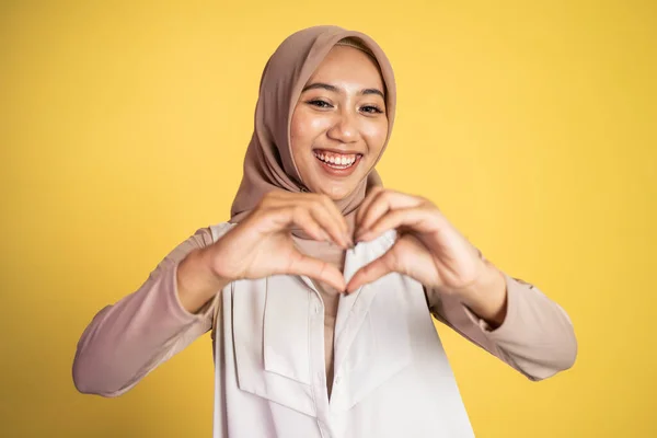 Mulher muçulmana feliz fazendo gesto de forma de amor — Fotografia de Stock