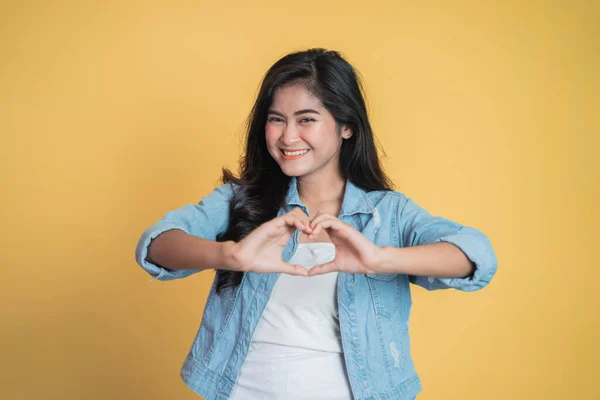 Młoda Azjatka uśmiecha się w kształcie serca z palcami — Zdjęcie stockowe